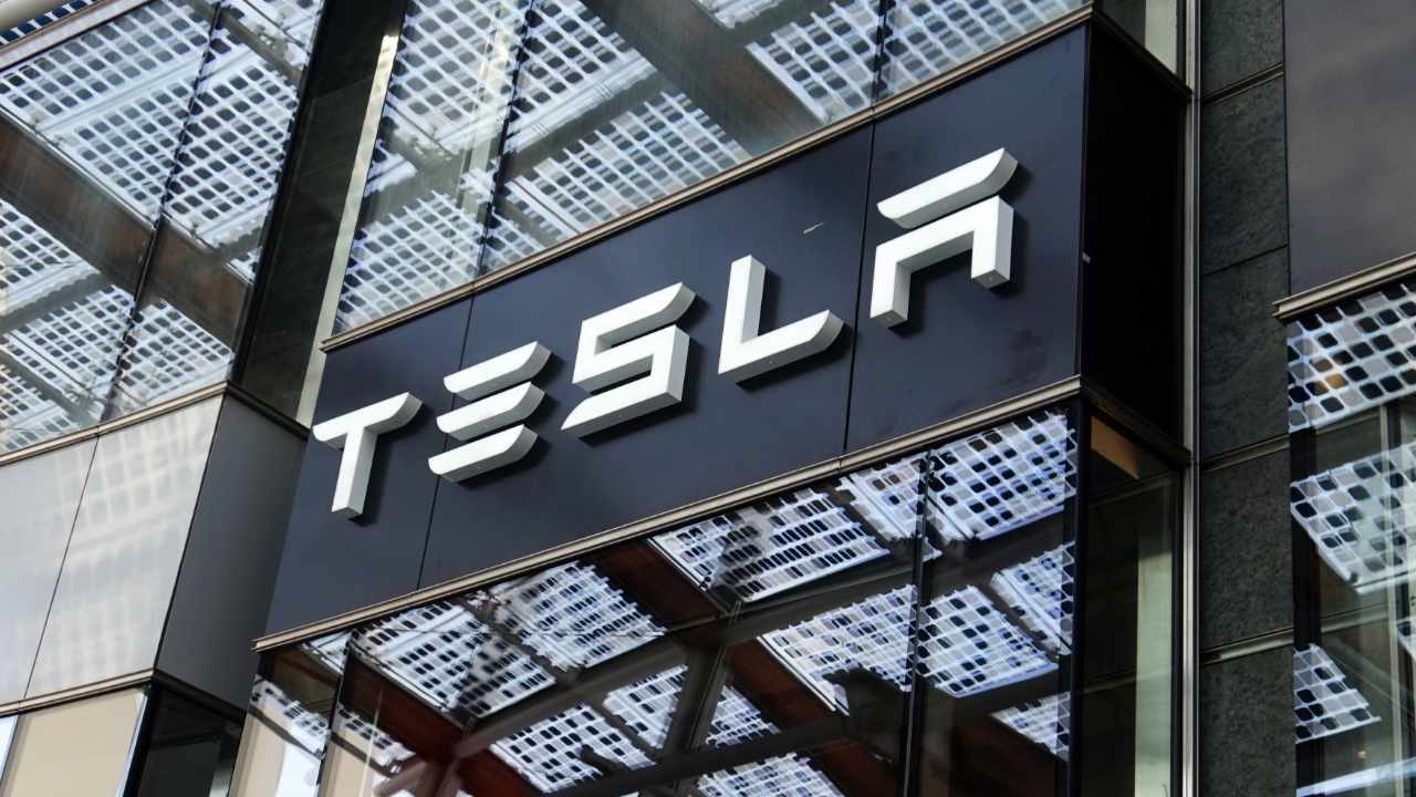 Elon Musk Sells Tesla Shares Worth Nearly $7 Billion — Plans To Buy Tsla Stock Back If Twitter Deal Falls Through