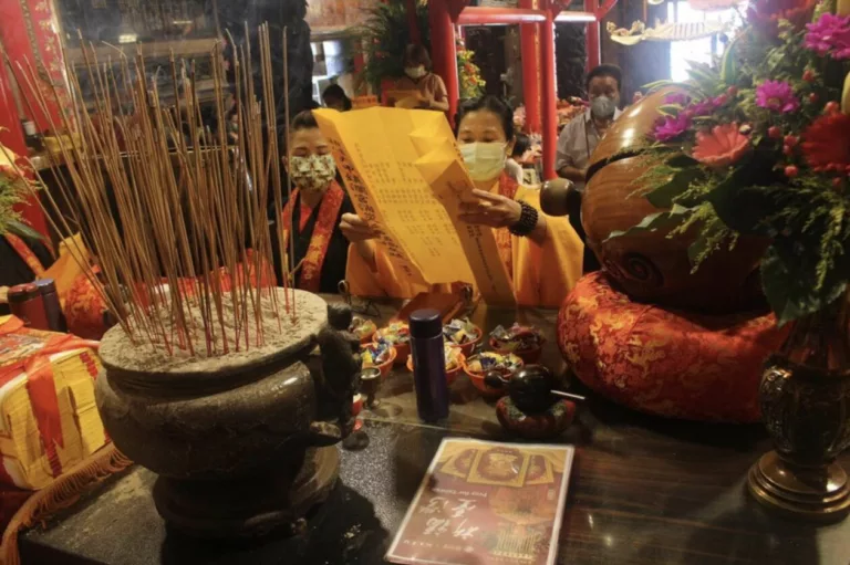 Recitation Ritual At The Dajia Jenn Lann Temple In Taichung, Taiwan. Image: Mazudao