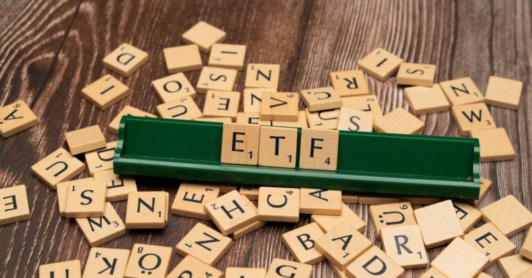 Bitcoin Etfs Post $900M In Net Outflows This Week