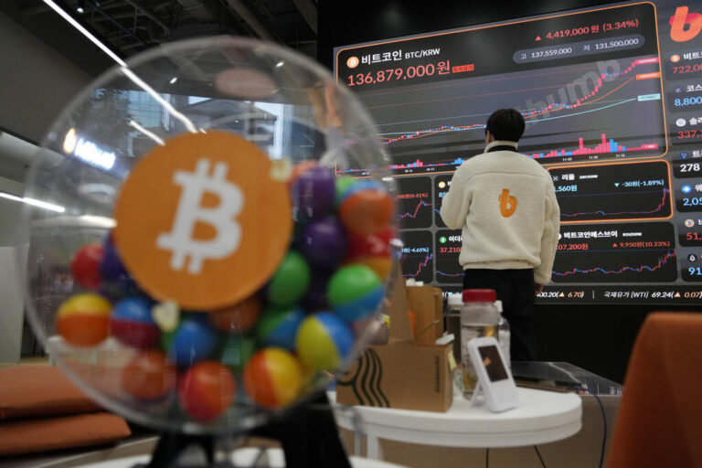 An Employee Watches An Electronic Signboard Displaying The Prices Of Bitcoin And Other Cryptocurrencies At The Lounge Of Bithumb Cryptocurrency Exchange In Seoul, South Korea, Thursday, Nov. 21, 2024. (Ap Photo/Ahn Young-Joon)